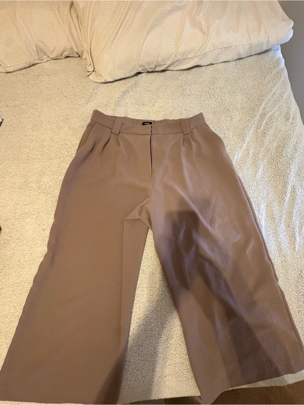 Express Women’s Wide-Leg Cropped Relaxed Trouser in Taupe